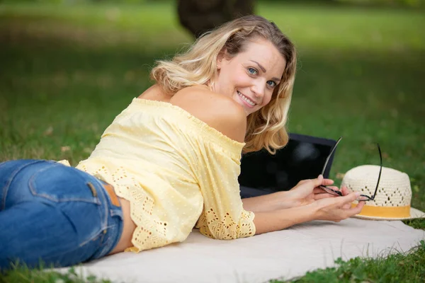 Blondes Hübsches Mädchen Liegt Auf Dem Gras — Stockfoto