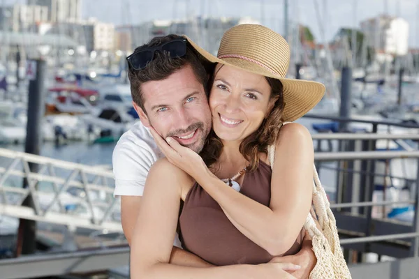 Portret Van Paar Met Een Mariene Achtergrond — Stockfoto