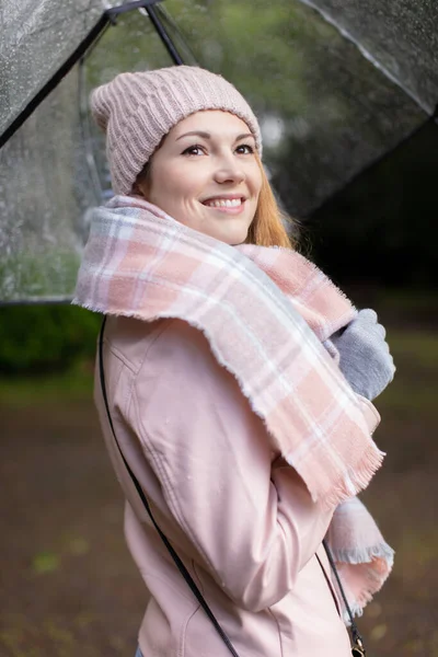 Frau Mit Regenschirm Läuft Herbst Park — Stockfoto