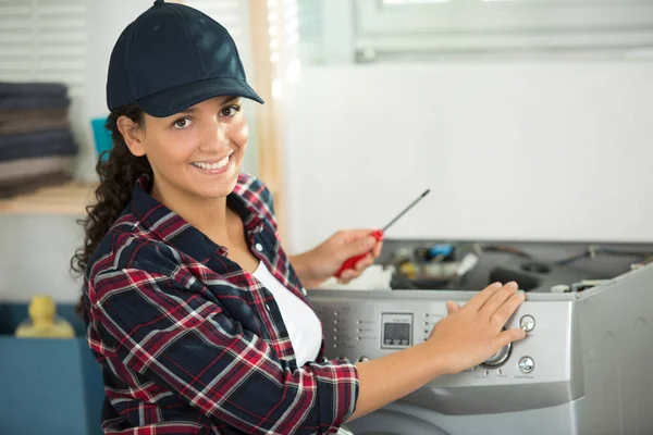 Klempnerinnen Reparieren Eine Waschmaschine — Stockfoto