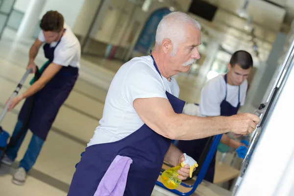 Mogen Man Rengöring Byggnad Med Yngre Team — Stockfoto