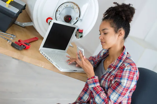 Engenheiro Feminino Usando Smartphone Laptop — Fotografia de Stock