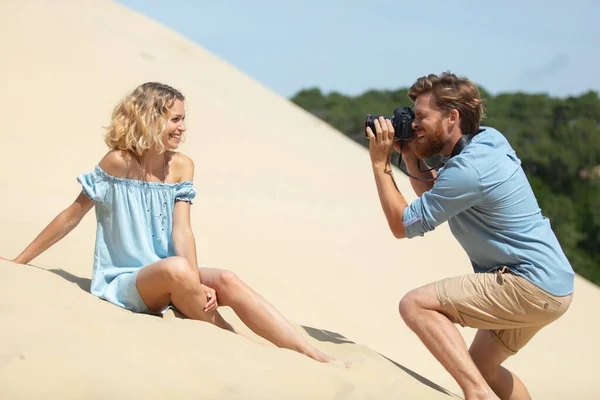 Fotograf Mit Kamera Fotografiert Schöne Frau — Stockfoto