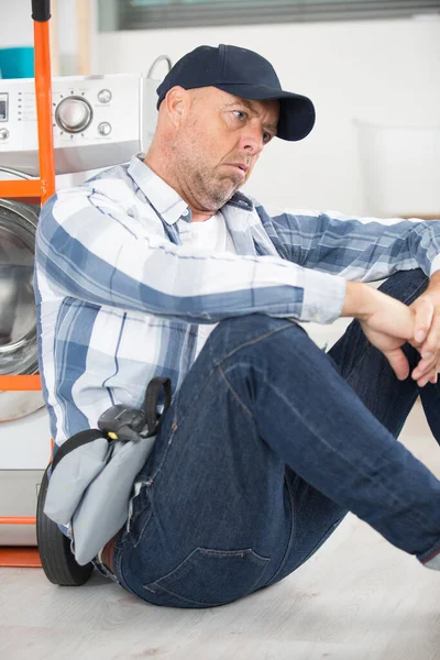 Homem Entrega Cansado Sentado Chão — Fotografia de Stock