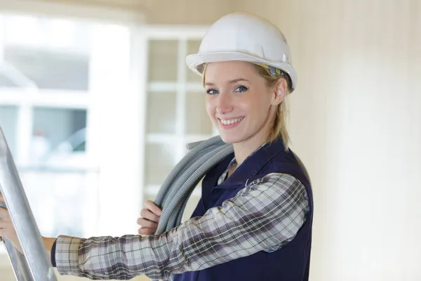 Costruttore Femminile Con Bobina Condotto Grigio Sopra Spalla — Foto Stock