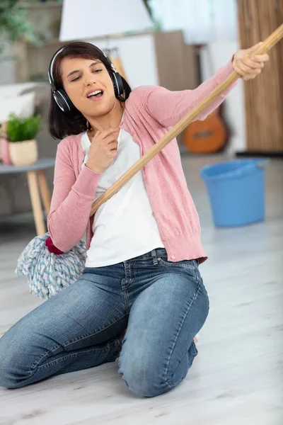 Meisje Luisteren Naar Muziek Dansen Tijdens Huishoudelijk Werk — Stockfoto