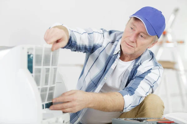 Tekniker Reparera Luftkonditioneringen Hemma — Stockfoto