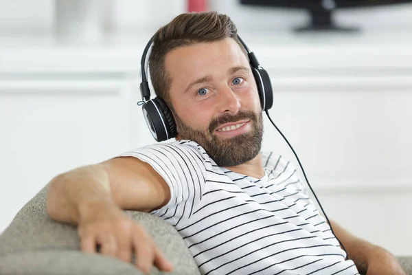 Ontspannen Man Die Naar Muziek Luistert — Stockfoto