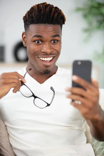 Mann Beim Blick Aufs Smartphone Angenehm Überrascht — Stockfoto