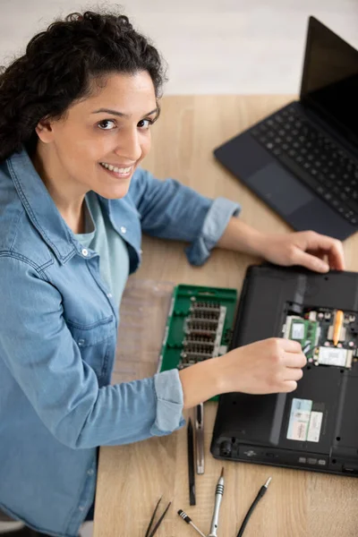 Frau Repariert Computerteil Service Center — Stockfoto