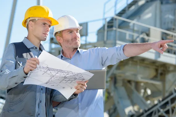 Arquitecto Apuntando Hacia Arriba Mientras Que Guía — Foto de Stock