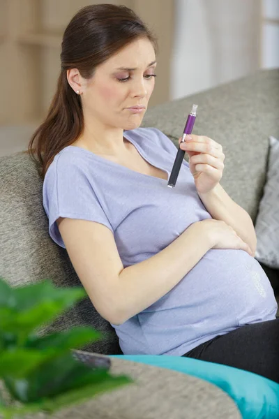 Беременная Женщина Держит Электронную Сигарету — стоковое фото