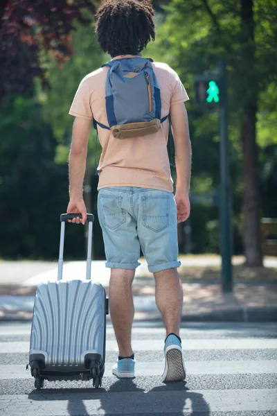 Mężczyzna Latach Tych Torbą Bagażową Stojący Ulica Miasta — Zdjęcie stockowe