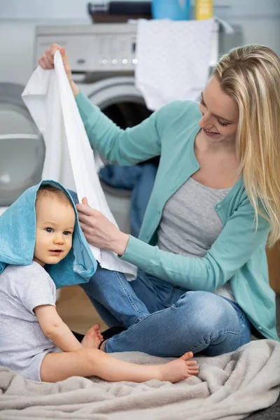 Mamma Och Barn Lasta Kläder Tvättmaskin — Stockfoto