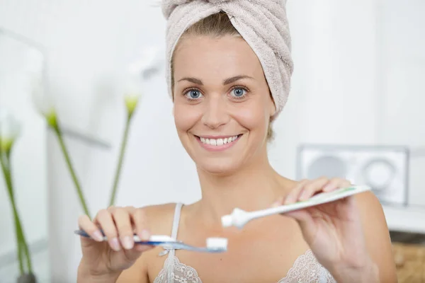 Portrait Mom Towel Brushing Teeth Bathroom — Stock Photo, Image