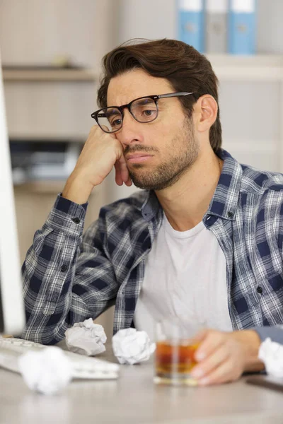 Junger Betrunkener Und Alkoholisierter Mann Trinkt Whiskey Glas — Stockfoto