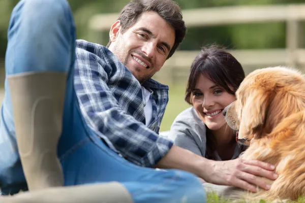 Happy Young Couple Love Dog Field — Stock Photo, Image