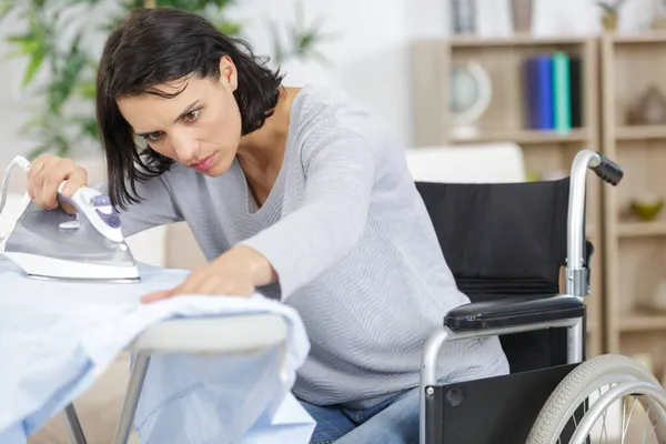 Mujer Silla Ruedas Durante Planchado Casa — Foto de Stock