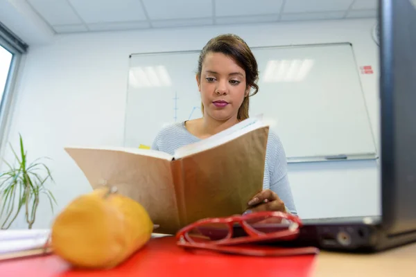 Young Female Teacher Waiting Her Students — Stock Photo, Image