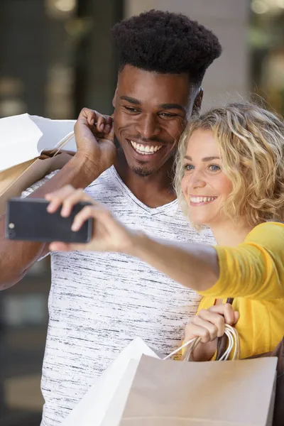 Glückliches Paar Mit Einkaufstüten Für Ein Selfie — Stockfoto