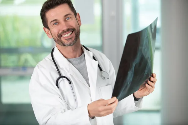 Portrait Médecin Masculin Tenant Une Radiographie — Photo