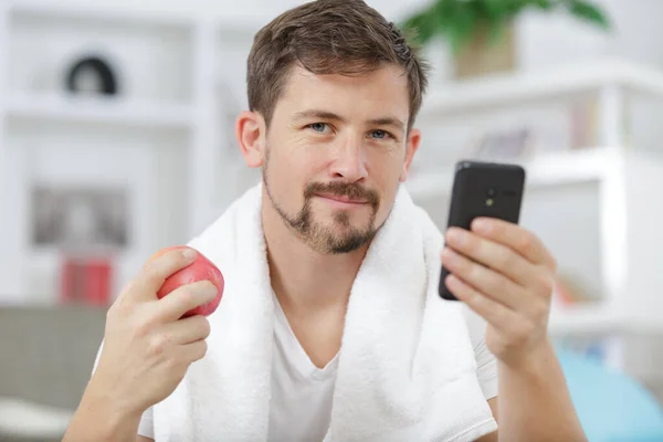 Sportman Met Een Appel Een Telefoon — Stockfoto