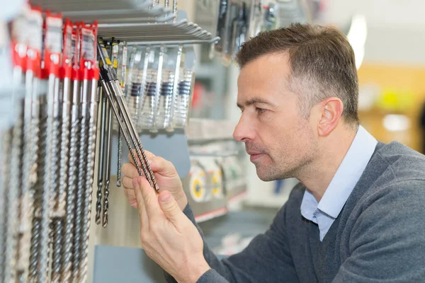 Porträtt Vanlig Människa Som Väljer Verktyg — Stockfoto