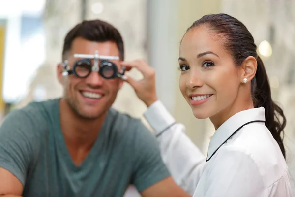 眼科医が顧客のために目視検査を行い — ストック写真