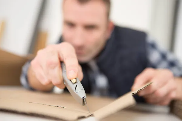 Estrecha Vista Del Cartón Que Corta Con Cuchillo Artesanal —  Fotos de Stock