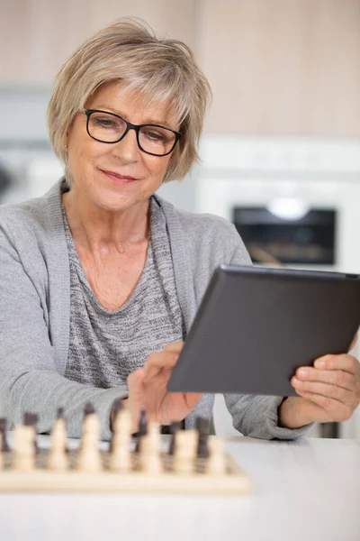Donna Sta Usando Tablet Imparare Partita Scacchi — Foto Stock