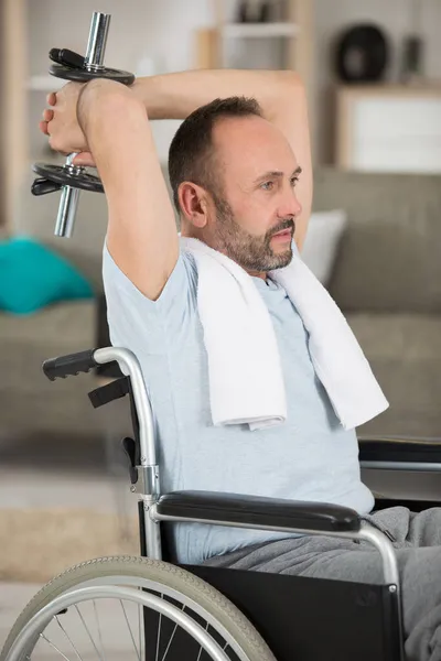 Handikappad Man Med Hantelträning Gym — Stockfoto