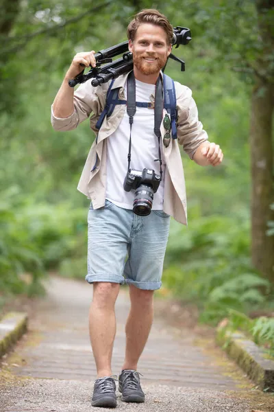 自然摄影师走在一条小径上 — 图库照片