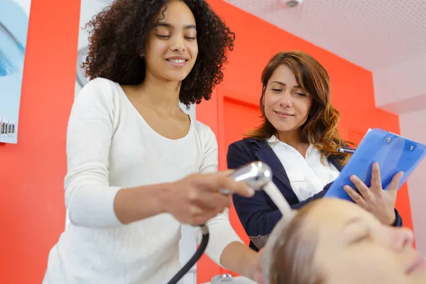 Low Angle View Trainee Haidresser Washing Customers Hair — Stock Photo, Image