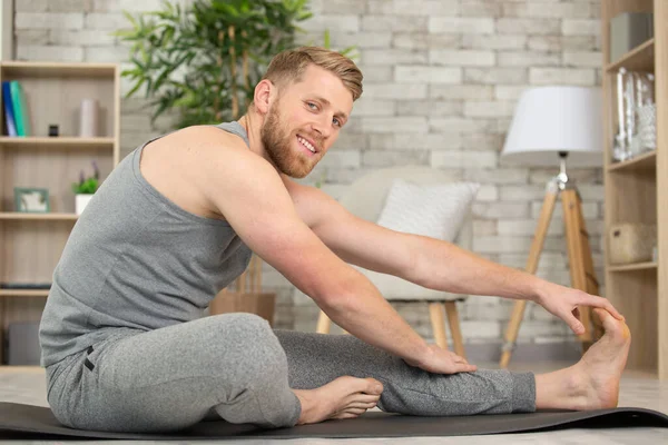 Man Thuis Doen Stretching Oefeningen — Stockfoto