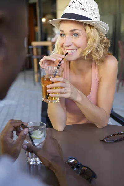 Μικτή Φυλή Ζευγάρι Πίνοντας Ένα Ποτό Στη Βεράντα Του Μπαρ — Φωτογραφία Αρχείου