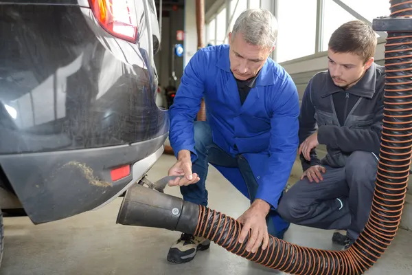 Nauczyciel Mechaniki Samochodowej Praktykant Przeprowadzający Testy Szkole Mechaniki — Zdjęcie stockowe