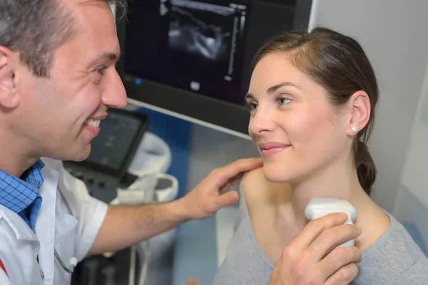 Mujer Joven Que Somete Examen Por Ultrasonido Cuello Hospital — Foto de Stock