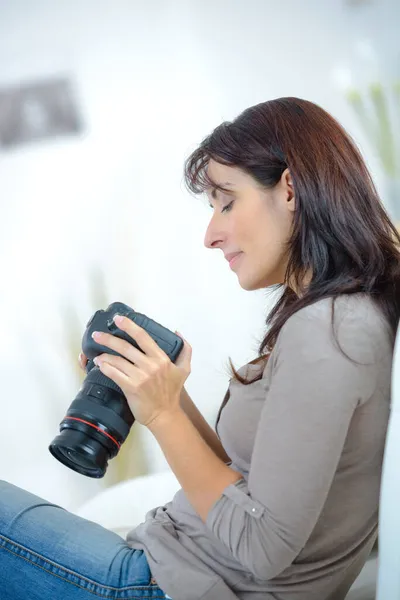 Mujer Fotógrafa Está Tomando Imágenes Con Cámara Dslr —  Fotos de Stock