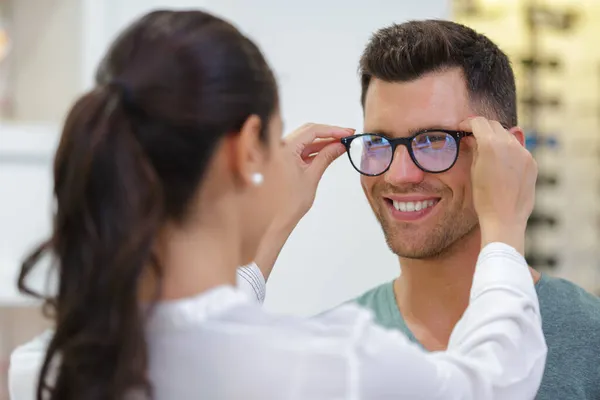 Kvinnliga Optiker Montering Manliga Kunder Glasögon — Stockfoto