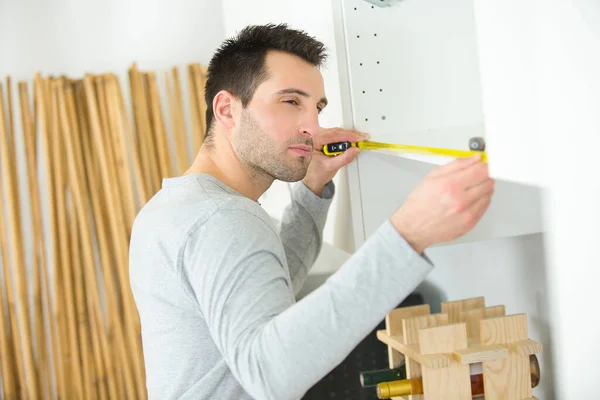 Klusjesman Meten Een Garderobe — Stockfoto