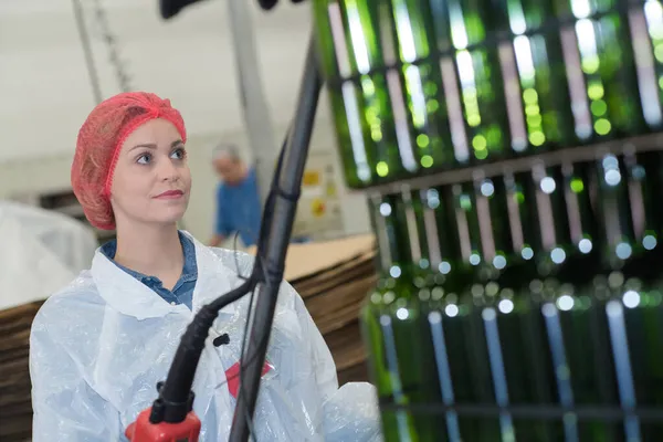 Frau Arbeitet Einer Flaschenfabrik — Stockfoto