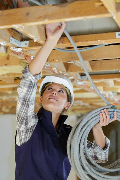 ケーブルを保持する女性建築者の肖像画 — ストック写真