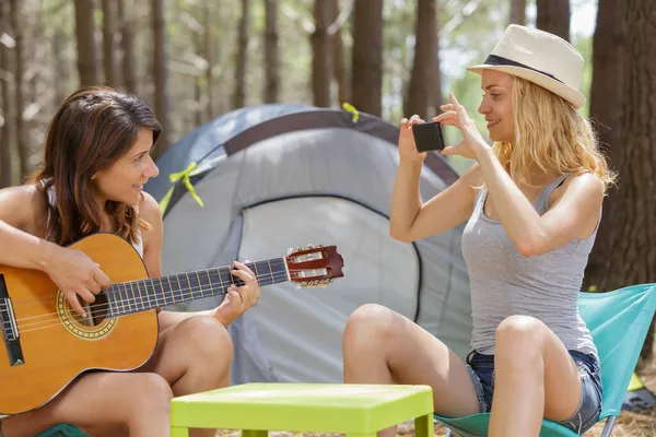 Duas Jovens Amigas Tocando Guitarra Livre — Fotografia de Stock