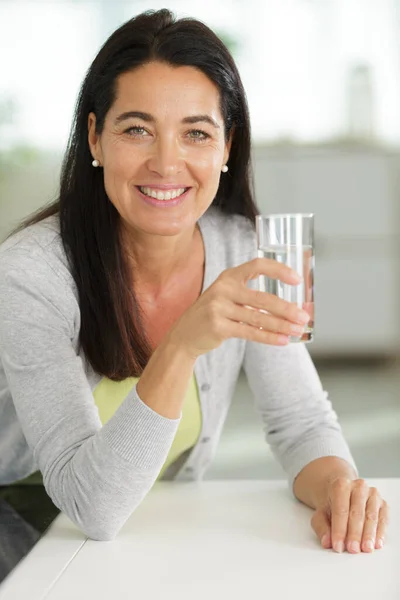 Frau Mit Tabletten Und Glas Wasser Hause — Stockfoto