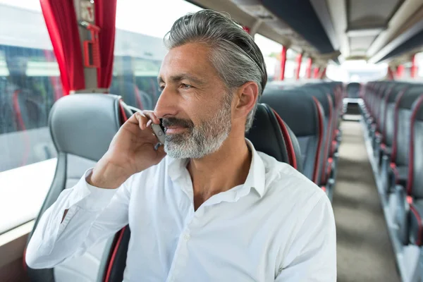 Olgun Bir Adam Boş Otobüste Cep Telefonuyla Konuşuyor — Stok fotoğraf