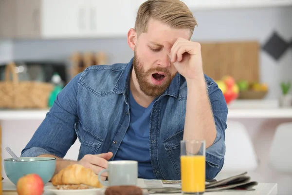 Mann Schläft Nach Überstunden Beim Frühstück Ein — Stockfoto