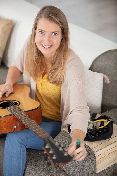 Junge Blonde Frau Vor Dem Gitarrespielen — Stockfoto