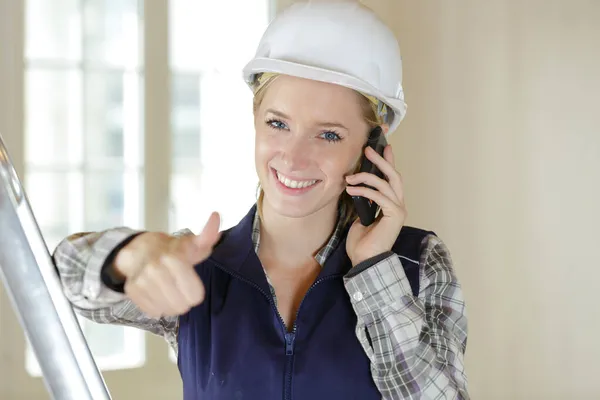 Engenheiro Feminino Falando Telefone Móvel — Fotografia de Stock