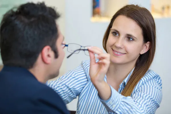 Gözlükçü Müşteri Gözlüğü Uyumunu Kontrol Ediyor — Stok fotoğraf