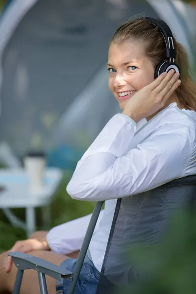 Jeune Femme Heureuse Écoutant Musique Dans Camping — Photo